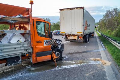 A81 / Pleidelsheim: Mit Farbe beladenes Fahrzeug der Autobahnmeisterei rast auf LKW auf - Farbe auf der Fahrbahn verteilt - Ein Verletzter
